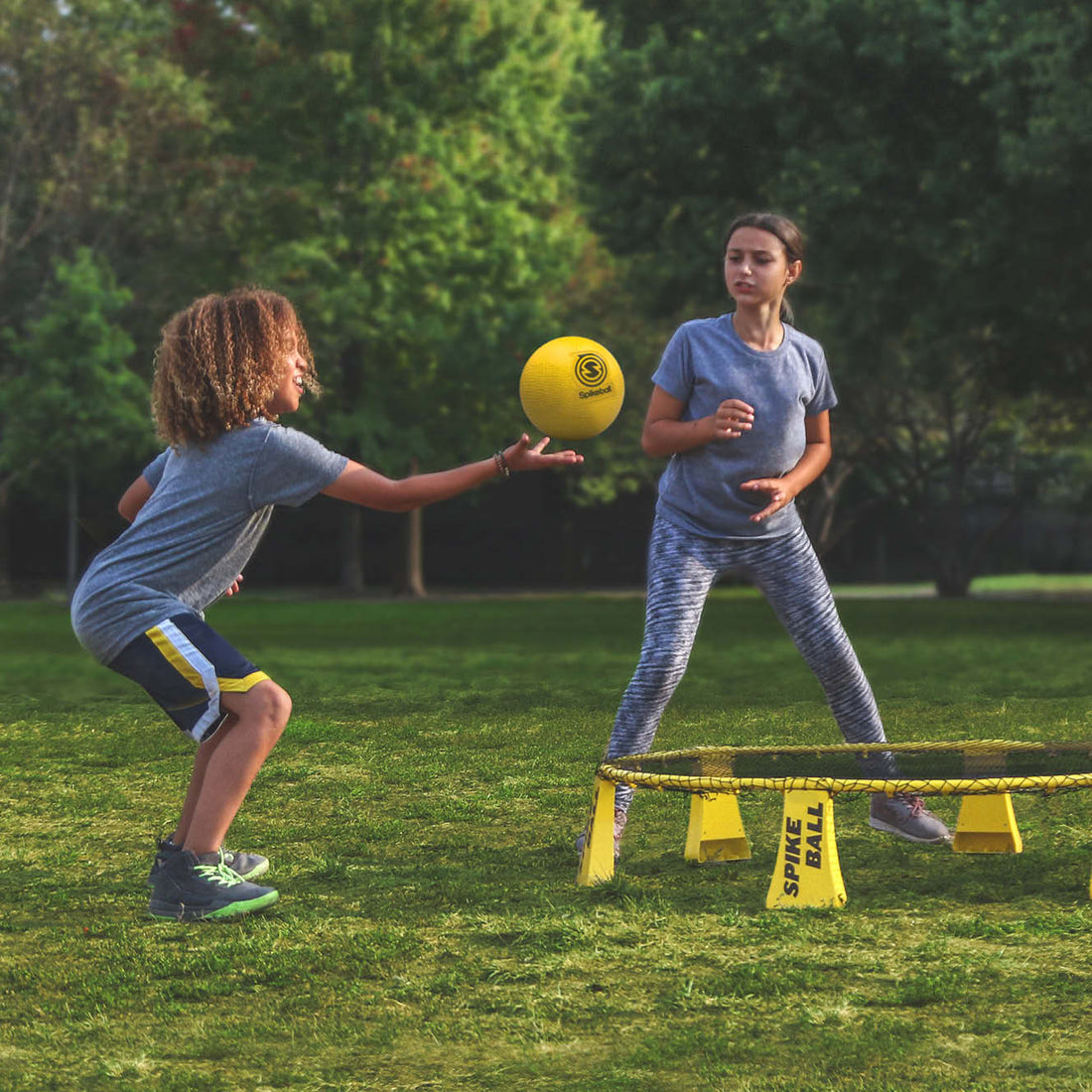 What are the rules of Spikeball?